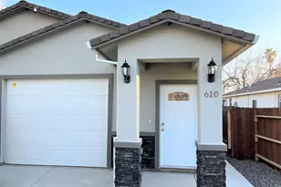 610 Santiago Ave, Sacramento, CA 95815 - Photo 2