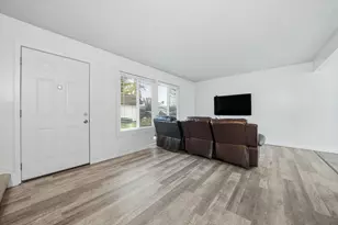 27 Omaha Ct, Sacramento, CA 95823 - Photo 4