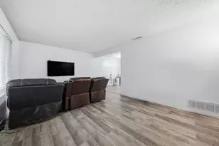 27 Omaha Ct, Sacramento, CA 95823 - Photo 2