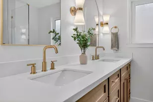 2121 Royal Oaks Dr, Sacramento, CA 95815 - Photo 22