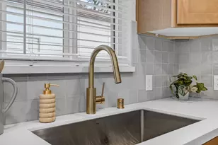 2121 Royal Oaks Dr, Sacramento, CA 95815 - Photo 14