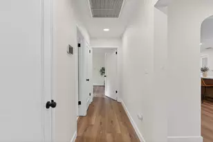 2121 Royal Oaks Dr, Sacramento, CA 95815 - Photo 18