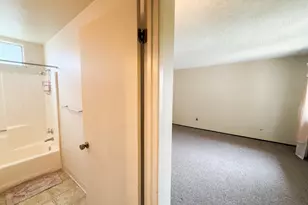 1118 Fallbrook Dr, Stockton, CA 95210 - Photo 16