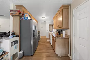 7263 Hayward Dr, Sacramento, CA 95828 - Photo 12