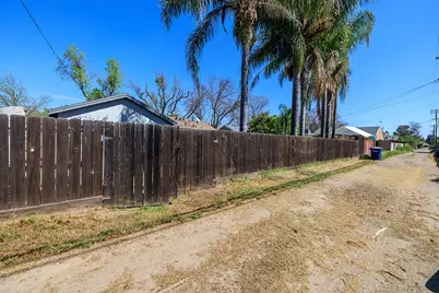 1424 W Roseburg Avenue, Modesto, CA 95350 - Photo 52
