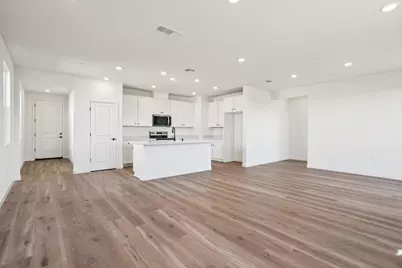 10340 W Hema Way, Elk Grove, CA 95757 - Photo 4