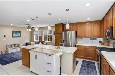 8870 Mandalay Way, Elk Grove, CA 95624 - Photo 10