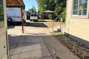 322 Pine St, Modesto, CA 95351 - Photo 2