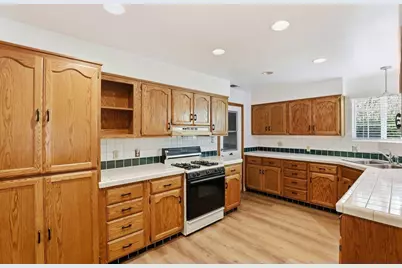 3917 Kings Way, Sacramento, CA 95821 - Photo 8