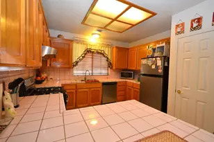 225 Stonewood Dr, Los Banos, CA 93635 - Photo 2