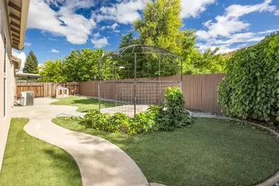9422 Rhone Valley Way, Elk Grove, CA 95624 - Photo 32