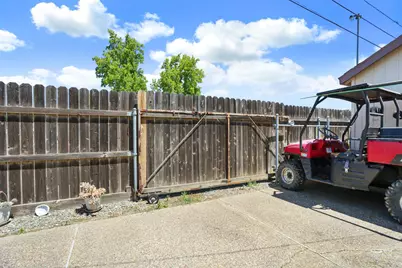 8855 Kelsey Drive, Elk Grove, CA 95624 - Photo 36