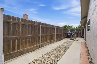 1218 W Evergreen Court, Visalia, CA 93277 - Photo 42