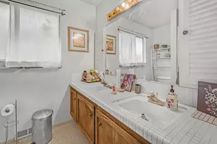7961 Phaeton Dr, Oakland, CA 94605 - Photo 46