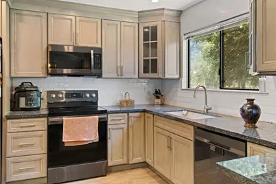 7610 Lakeridge Circle, Elk Grove, CA 95624 - Photo 10