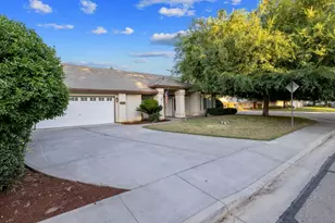 1350 S Grand St, Visalia, CA 93292 - Photo 2