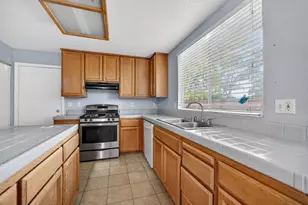 9572 S Coast Ln, Elk Grove, CA 95758 - Photo 12