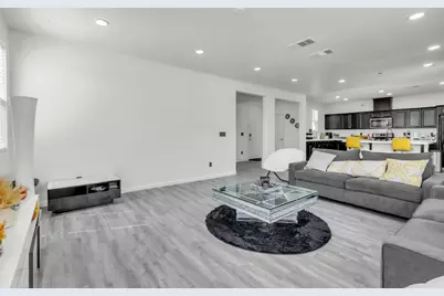 1807 W Woodward Avenue, Manteca, CA 95337 - Photo 12