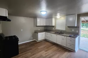 301 Braden Ave, Hanford, CA 93230 - Photo 8