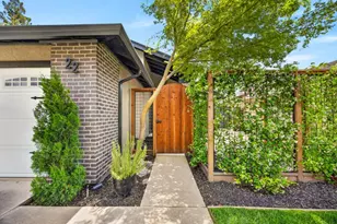 22 Seaside Ct, Sacramento, CA 95831 - Photo 2
