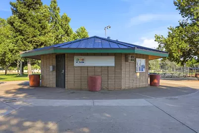 8929 Castle Park Drive, Elk Grove, CA 95624 - Photo 38