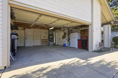 8929 Castle Park Drive, Elk Grove, CA 95624 - Photo 32