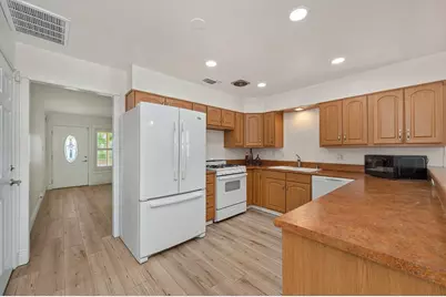 6039 McMahon Drive, Sacramento, CA 95824 - Photo 8
