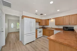 6039 McMahon Dr, Sacramento, CA 95824 - Photo 8