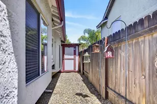 6906 Hollybrook Dr, Sacramento, CA 95823 - Photo 40