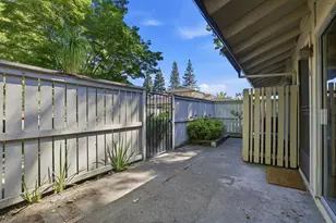 914 Roundtree Ct, Sacramento, CA 95831 - Photo 26
