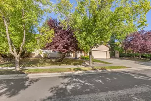 425 Crescent Dr, Roseville, CA 95678 - Photo 2