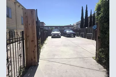 704 E 17th Street, Oakland, CA 94606 - Photo 16