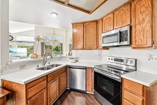 8101 Arroyo Vista Dr, Sacramento, CA 95823 - Photo 16