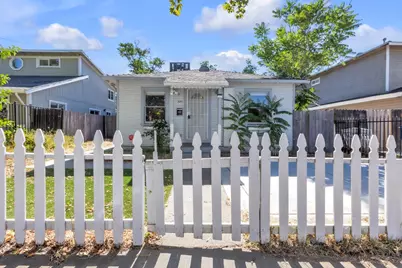 3211 32nd St, Sacramento, CA 95817 - Photo 2