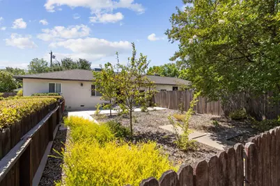 5652 Broadway, Sacramento, CA 95820 - Photo 2
