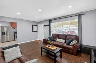 4960 Bradford Dr, Sacramento, CA 95820 - Photo 14