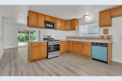 5890 Hollyhurst Way, Sacramento, CA 95823 - Photo 10