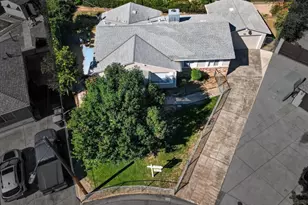 1649 Robin Hood Ct, Sacramento, CA 95815 - Photo 2