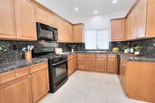 7809 Park River Oak Cir, Sacramento, CA 95831 - Photo 14