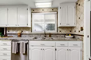 9049 Rosewood Dr, Sacramento, CA 95826 - Photo 10