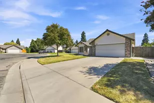 3031 W Loyola Ct, Visalia, CA 93277 - Photo 4