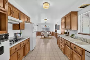 7335 Lindale Dr, Sacramento, CA 95828 - Photo 10
