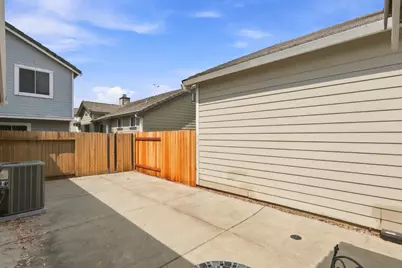 9389 Laguna Pointe Way, Elk Grove, CA 95758 - Photo 26