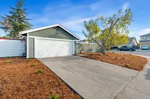 2 Hedgerow Ct, Sacramento, CA 95823 - Photo 2