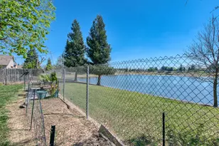 2381 E Christopher Dr, Fresno, CA 93720 - Photo 38