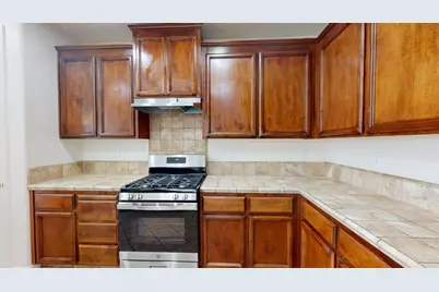 2555 S Lind Avenue, Fresno, CA 93725 - Photo 12