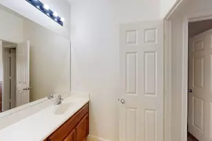 2555 S Lind Ave, Fresno, CA 93725 - Photo 18
