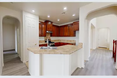 2555 S Lind Avenue, Fresno, CA 93725 - Photo 14