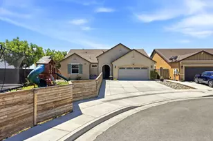1383 E Donnybrook Pl, Hanford, CA 93230 - Photo 2