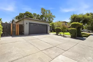 640 E Creekside Cir, Dixon, CA 95620 - Photo 2